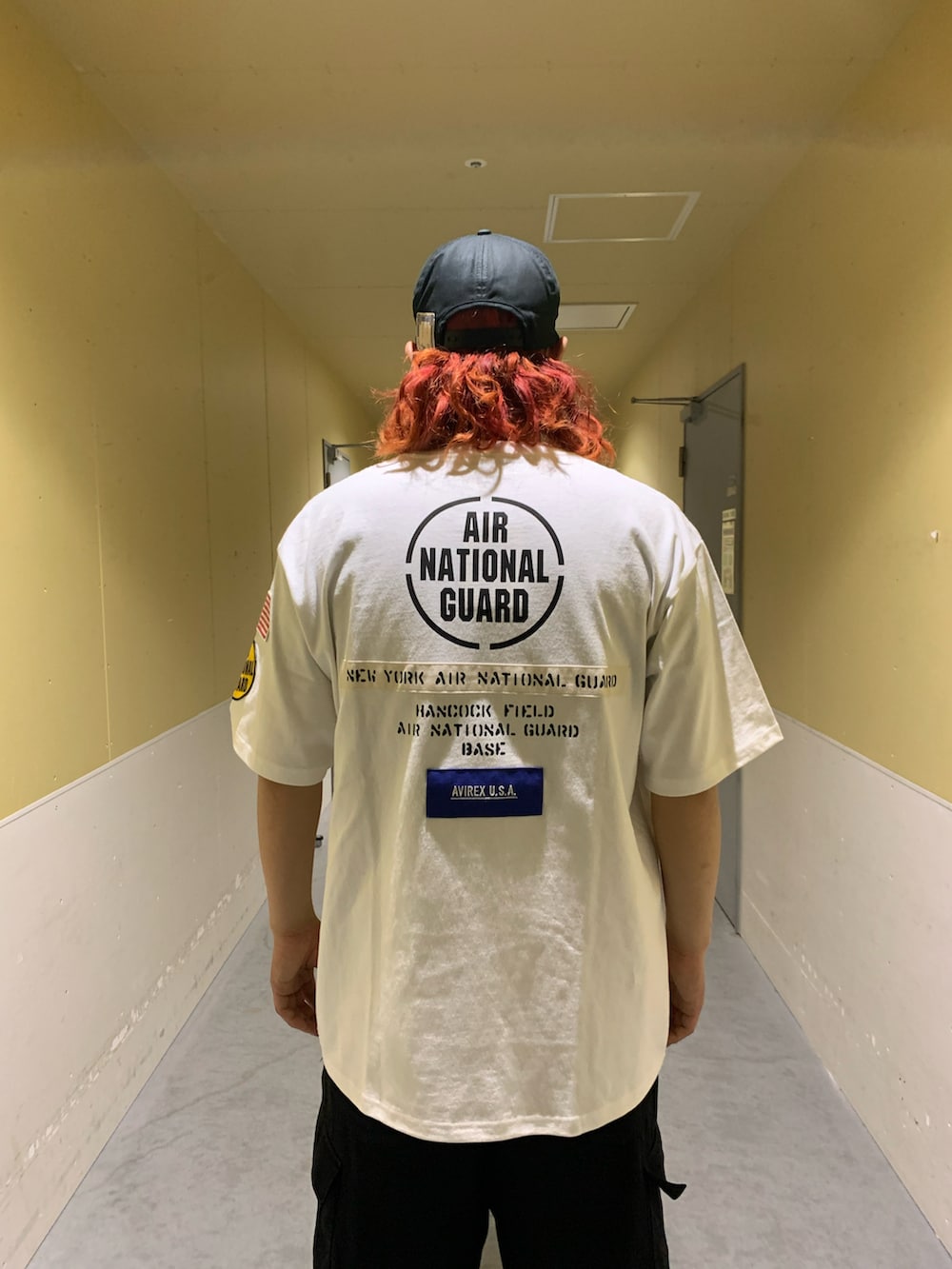 グリーン系のTシャツ/カットソーを着用したメンズの夏コーディネートの3枚目の写真