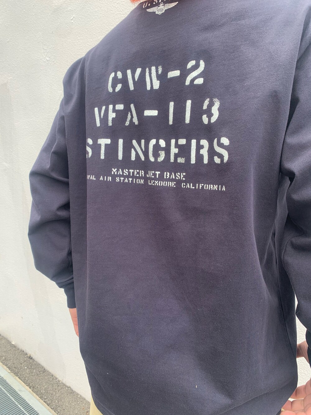 ブルー系のTシャツ/カットソー、その他のスウェットパンツを着用したメンズの春コーディネートの3枚目の写真