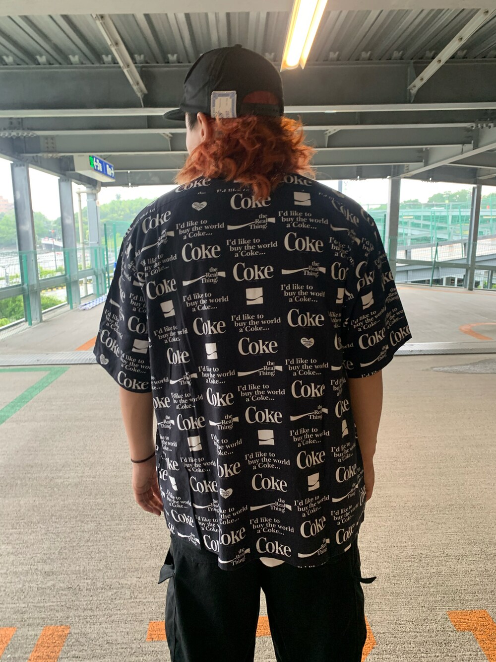 ブラック系のシャツ/ブラウス、ブラック系のカーゴパンツを着用したメンズの夏コーディネートの3枚目の写真