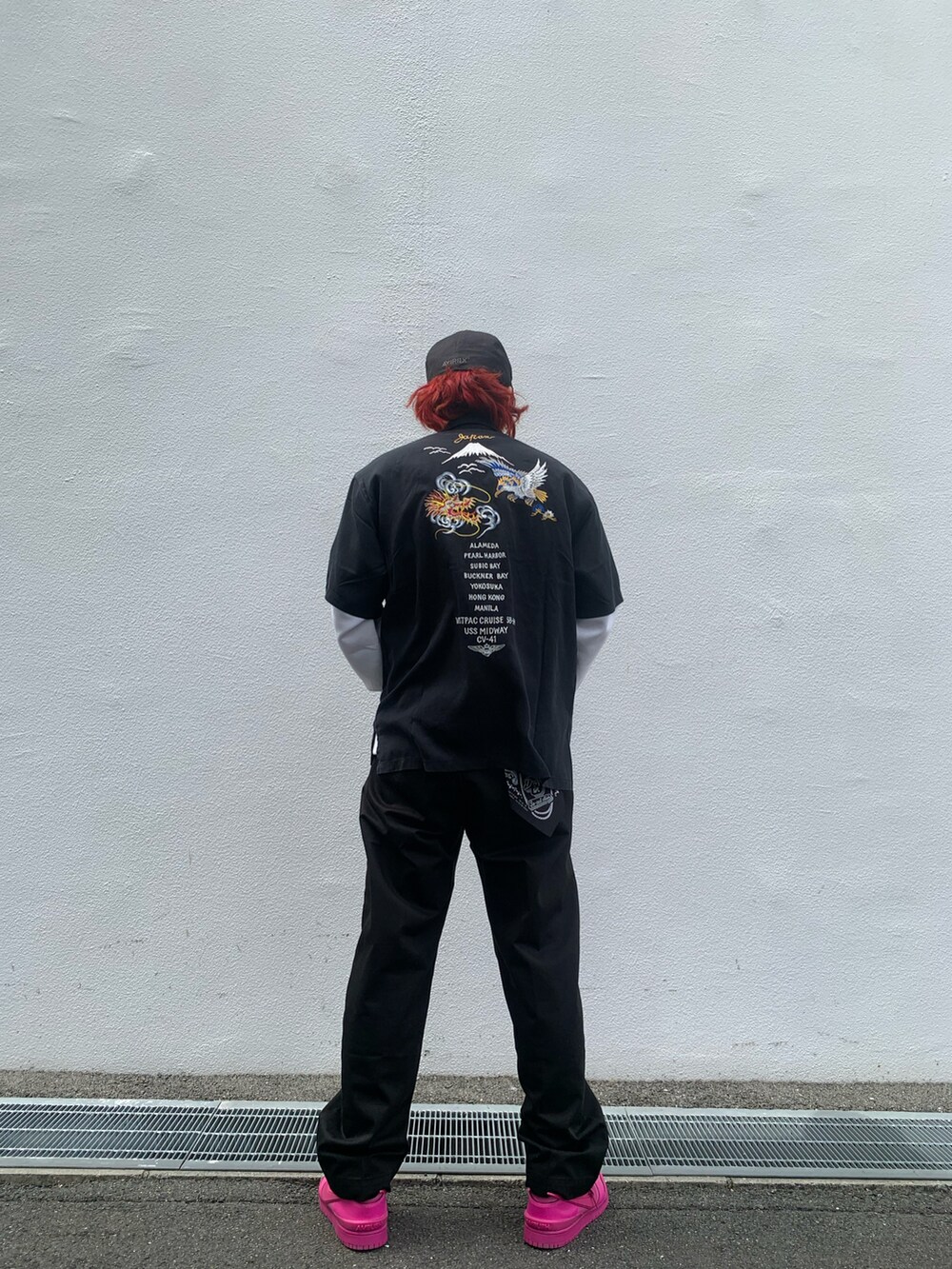 ブラック系のシャツ/ブラウス、ブラック系のチノパンツを着用したメンズの春コーディネートの2枚目の写真