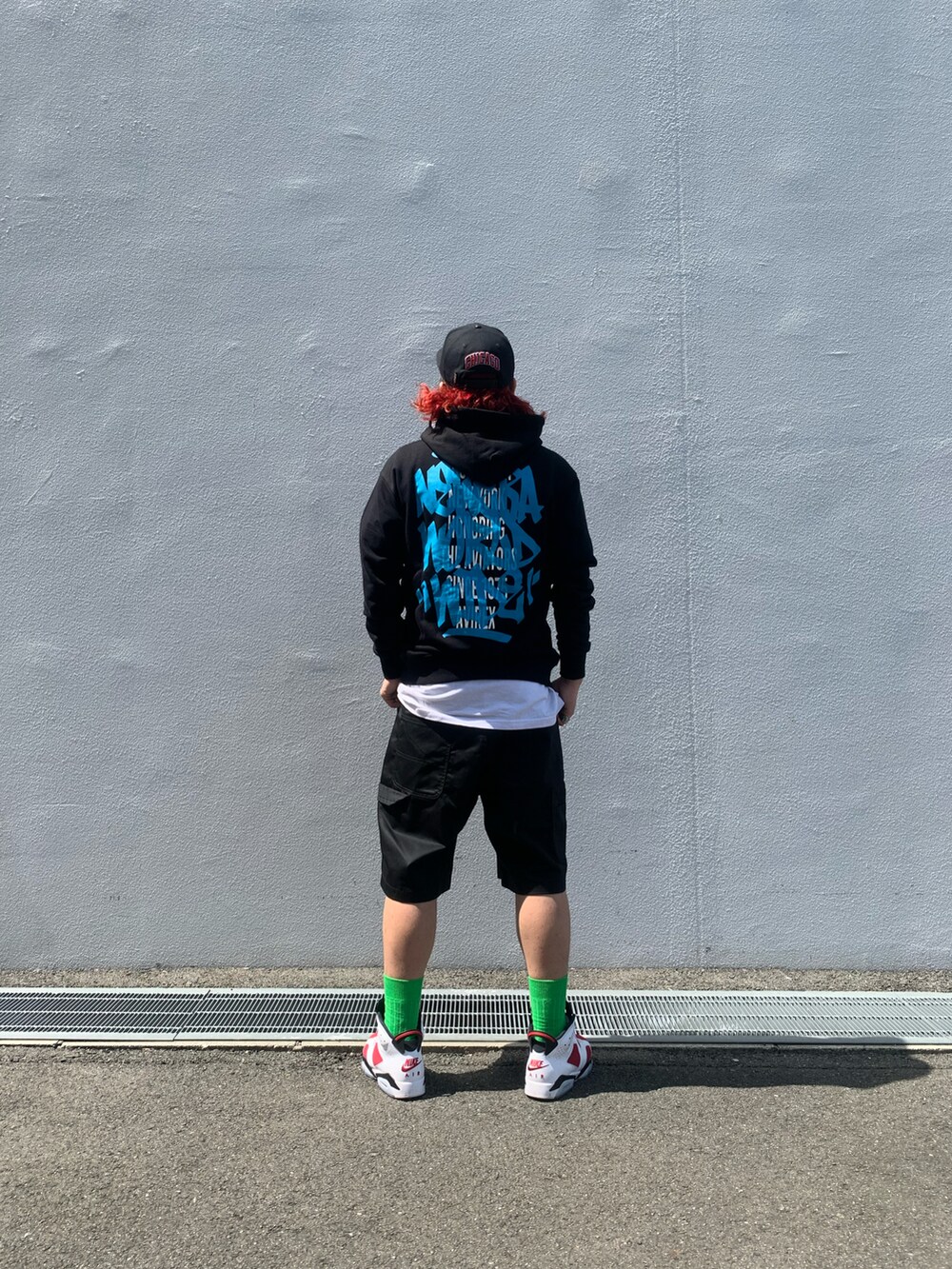 ブラック系のチノパンツを着用したメンズの春コーディネートの2枚目の写真