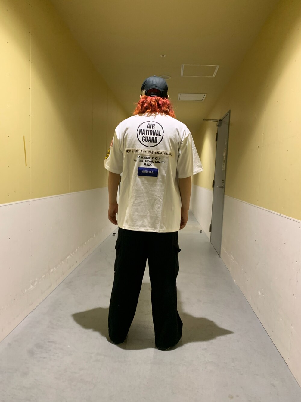 グリーン系のTシャツ/カットソーを着用したメンズの夏コーディネートの2枚目の写真