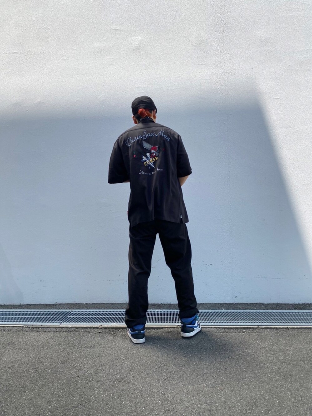 ブラック系のシャツ/ブラウス、ブラック系のカーゴパンツを着用したメンズの夏コーディネートの2枚目の写真