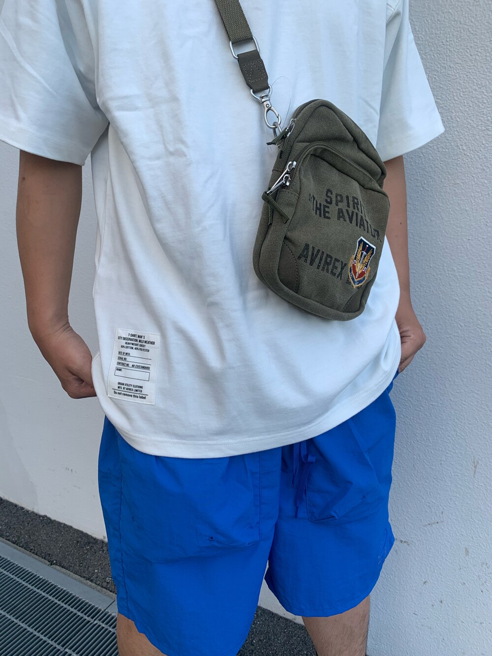 ホワイト系のTシャツ/カットソー、ブルー系のその他パンツを着用したメンズの夏コーディネートの3枚目の写真