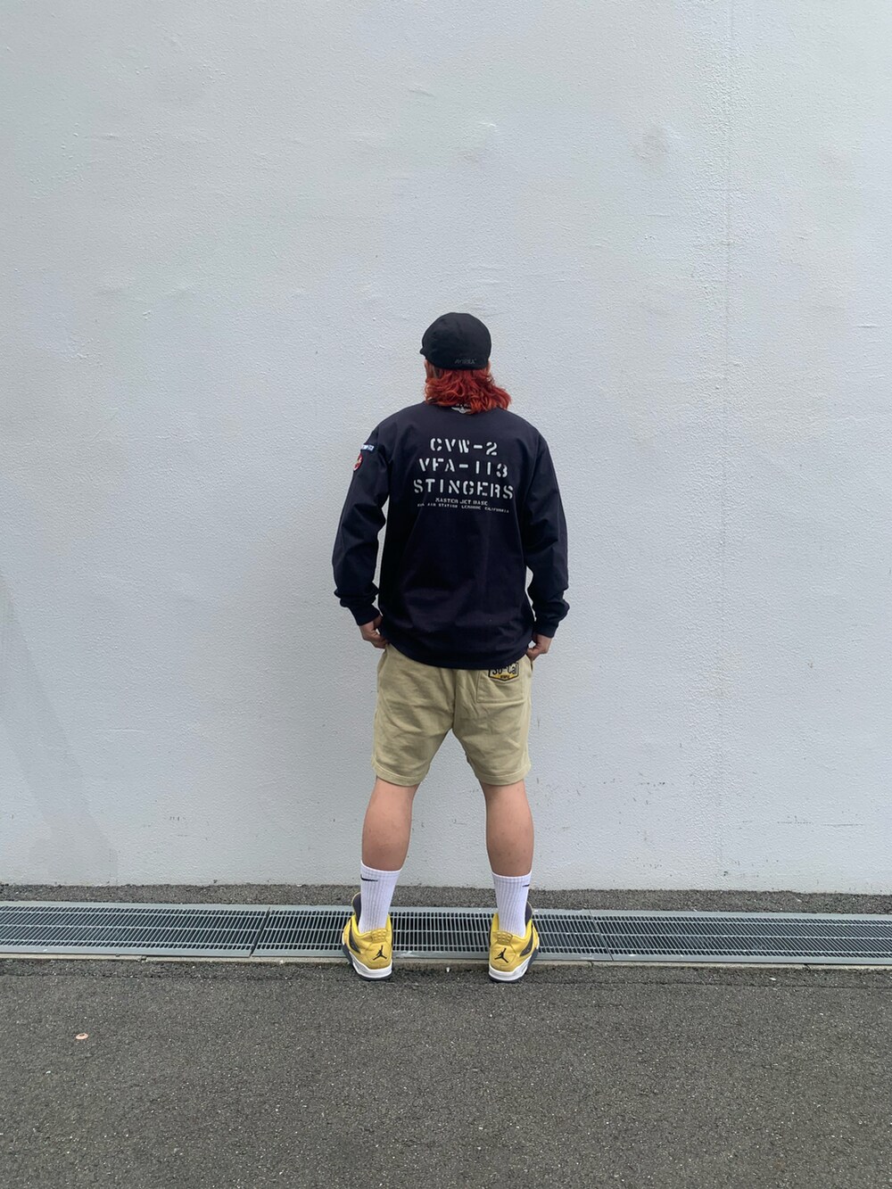 ブルー系のTシャツ/カットソー、その他のスウェットパンツを着用したメンズの春コーディネートの2枚目の写真
