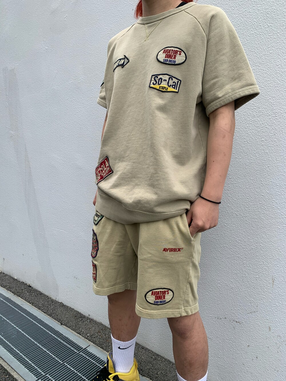 ベージュ系のTシャツ/カットソー、その他のスウェットパンツを着用したメンズの春コーディネートの3枚目の写真