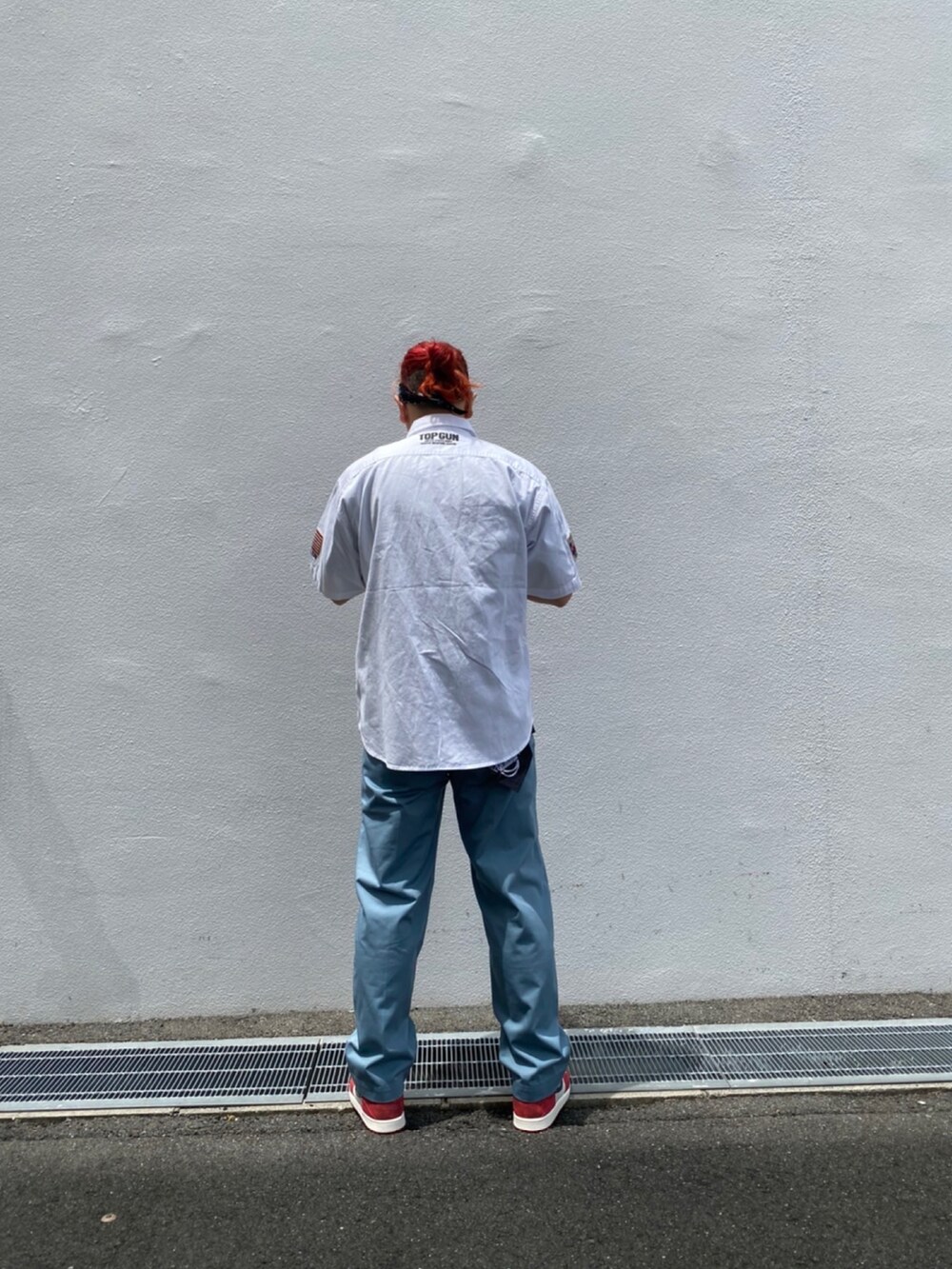 ホワイト系のシャツ/ブラウス、その他のカーゴパンツを着用したメンズの夏コーディネートの2枚目の写真