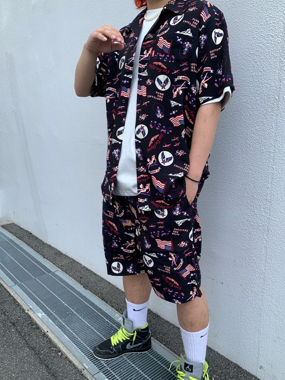 ブラック系のシャツ/ブラウス、ブラック系のその他パンツを着用したメンズの春コーディネートの3枚目の写真