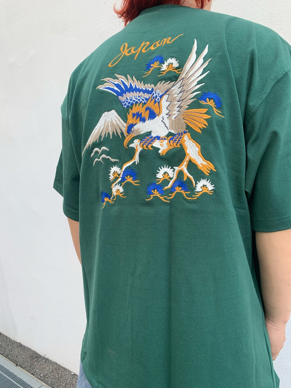 グリーン系のTシャツ/カットソー、ブラック系のハンチング/ベレー帽を着用したメンズの春コーディネートの3枚目の写真