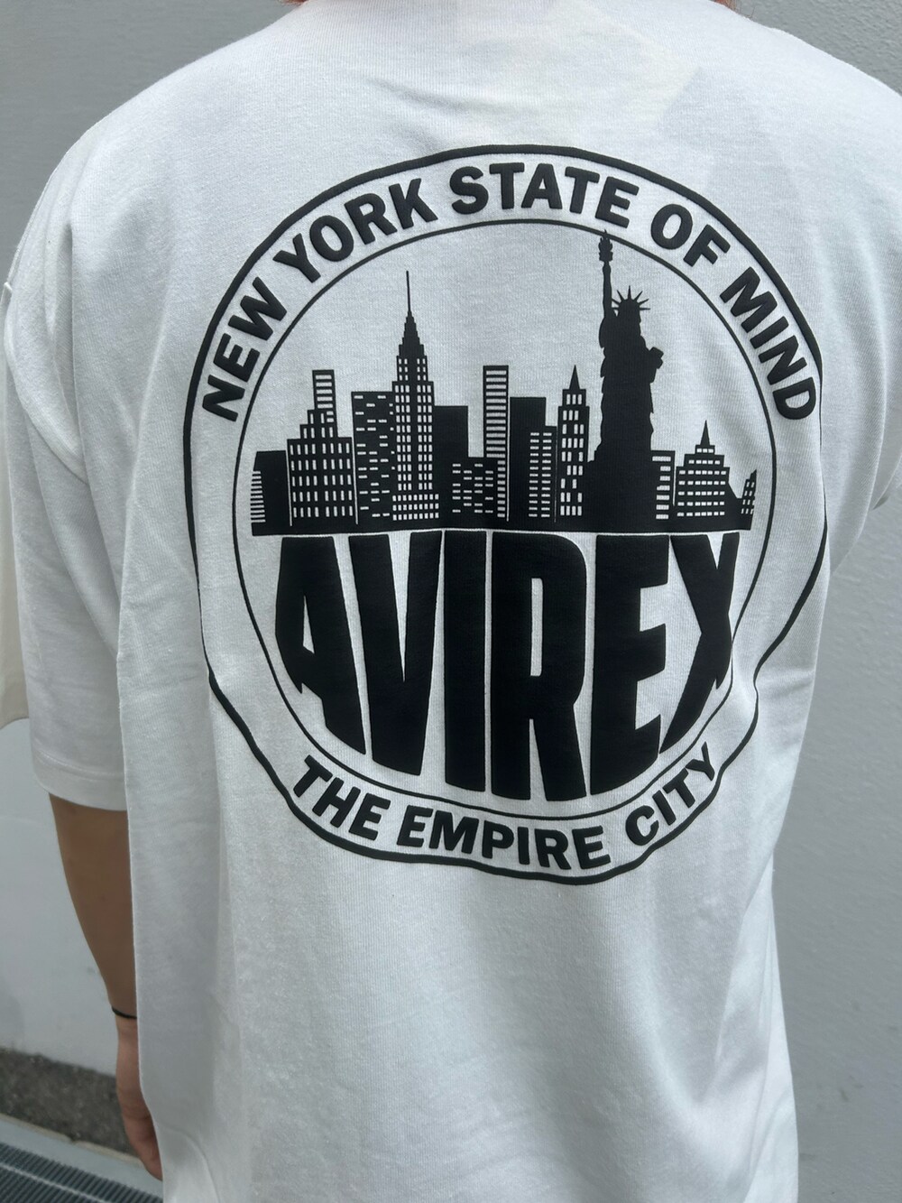 ホワイト系のTシャツ/カットソーを着用したメンズの夏コーディネートの3枚目の写真