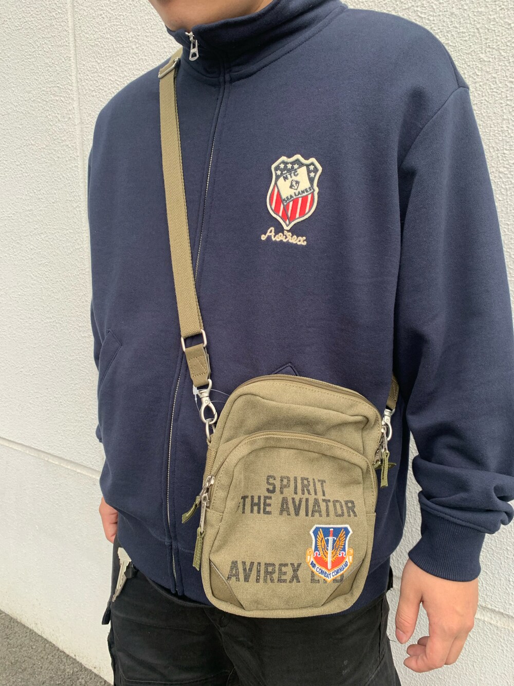 ブルー系のジャージを着用したメンズの夏コーディネートの3枚目の写真