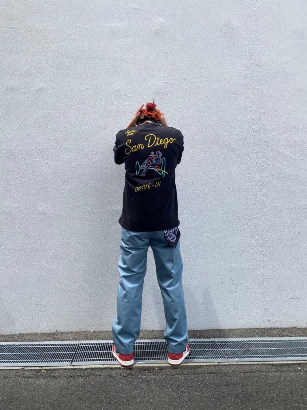 ブラック系のTシャツ/カットソー、その他のチノパンツを着用したメンズの夏コーディネートの2枚目の写真