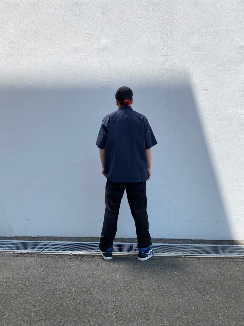 グレー系のシャツ/ブラウス、ブラック系のチノパンツを着用したメンズの夏コーディネートの2枚目の写真