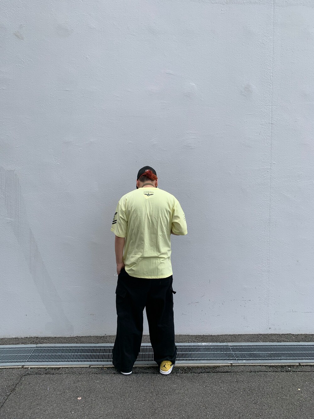 その他のTシャツ/カットソー、グリーン系のショルダーバッグを着用したメンズの夏コーディネートの2枚目の写真