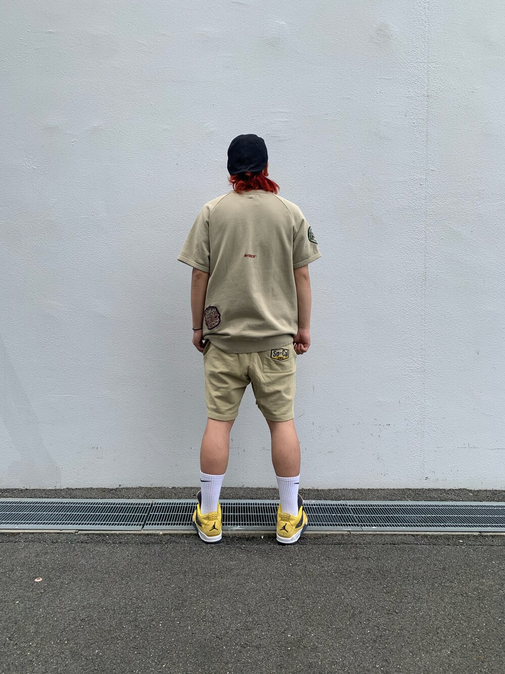 ベージュ系のTシャツ/カットソー、その他のスウェットパンツを着用したメンズの春コーディネートの2枚目の写真