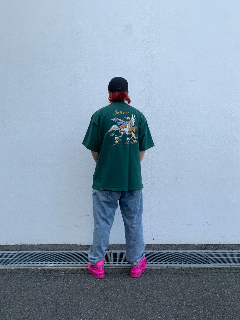 グリーン系のTシャツ/カットソー、ブラック系のハンチング/ベレー帽を着用したメンズの春コーディネートの2枚目の写真