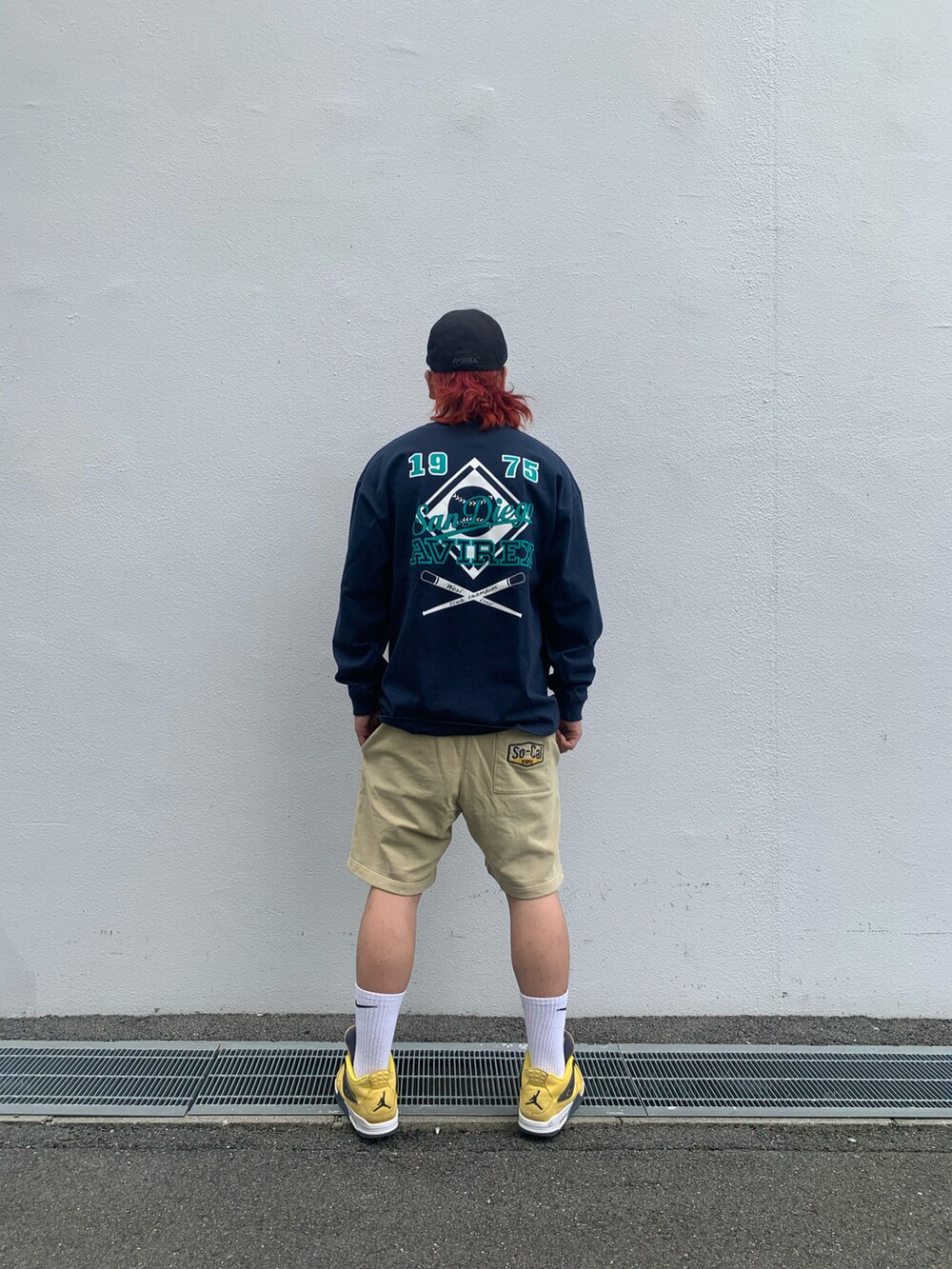 ブルー系のTシャツ/カットソー、その他のスウェットパンツを着用したメンズの春コーディネートの2枚目の写真