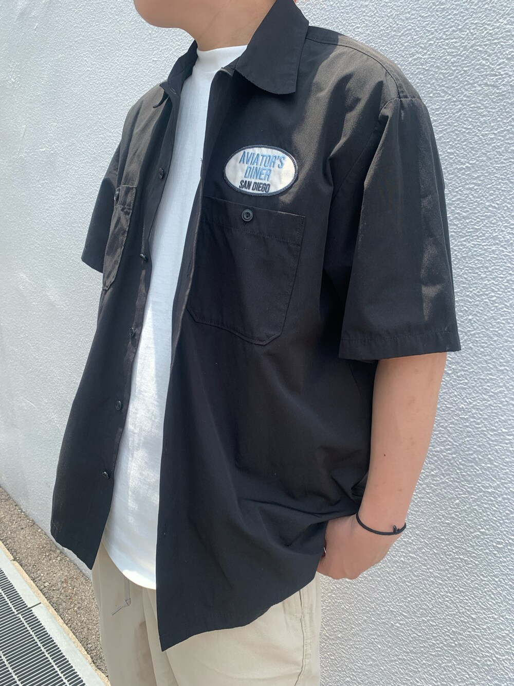 ブラック系のシャツ/ブラウス、ベージュ系のその他パンツを着用したメンズの夏コーディネートの3枚目の写真