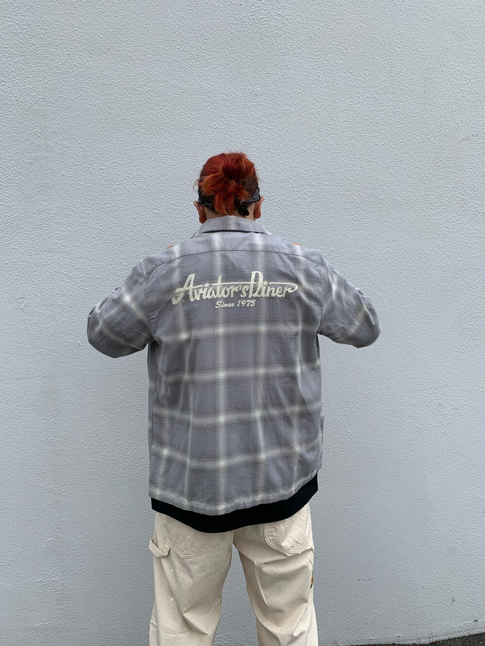 グレー系のシャツ/ブラウス、その他のその他パンツを着用したメンズの夏コーディネートの2枚目の写真