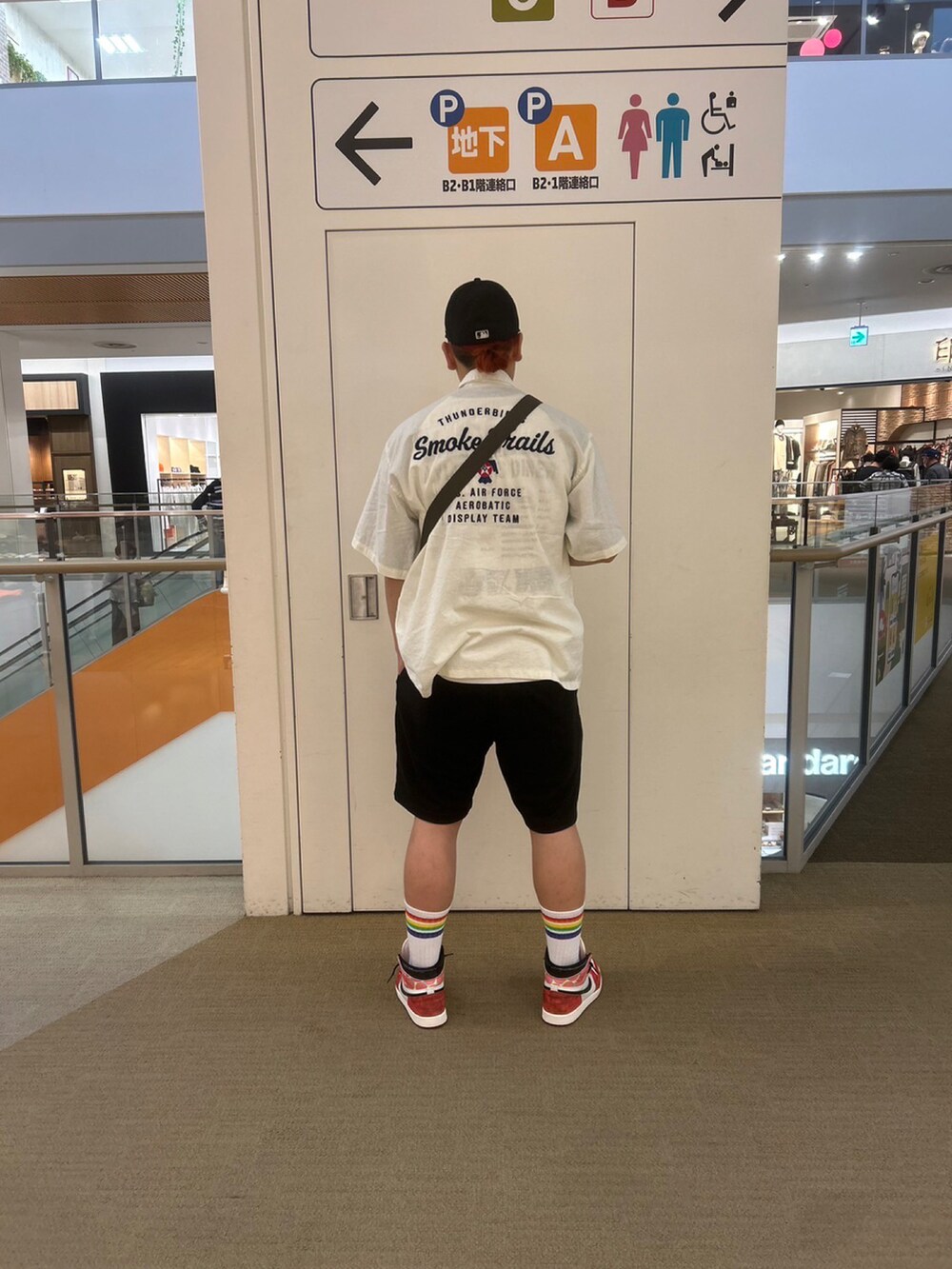 ホワイト系のシャツ/ブラウス、グリーン系のショルダーバッグを着用したメンズの夏コーディネートの2枚目の写真