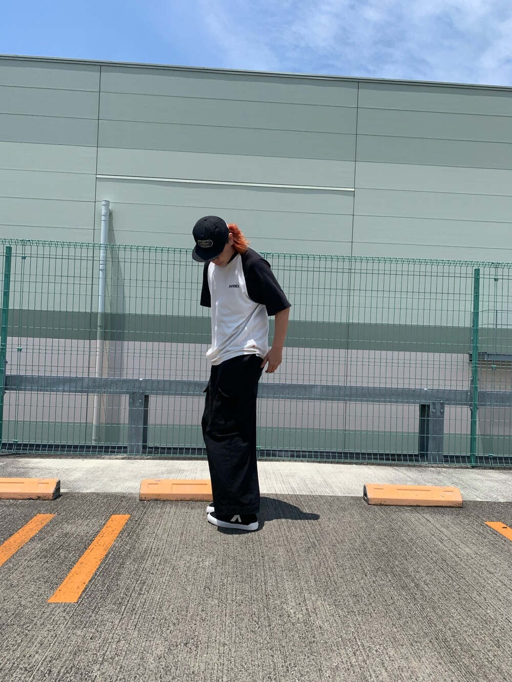 ブラック系のTシャツ/カットソー、ブラック系のスニーカーを着用したメンズの夏コーディネートの2枚目の写真