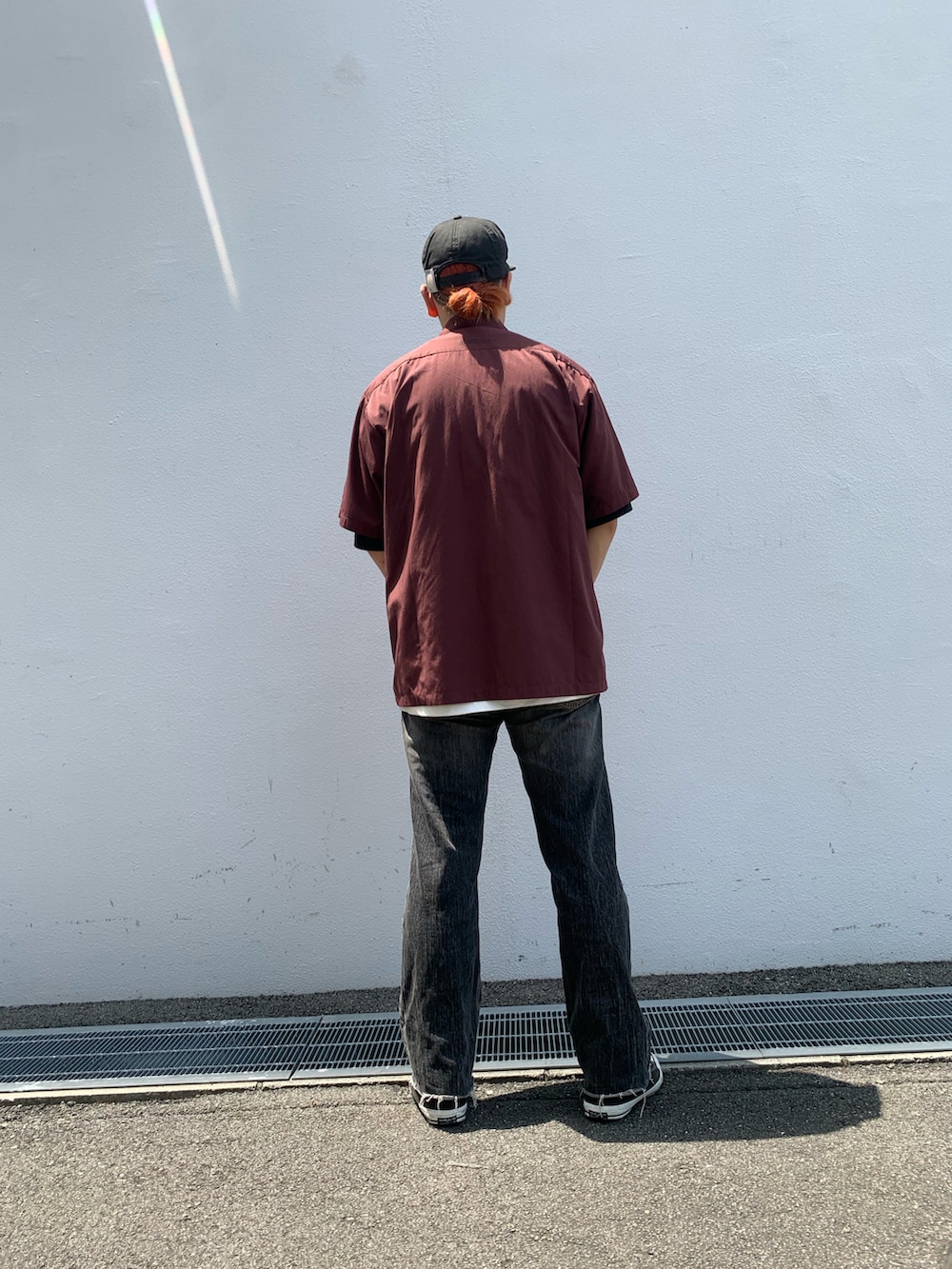 ブラウン系のシャツ/ブラウスを着用したメンズの夏コーディネートの2枚目の写真