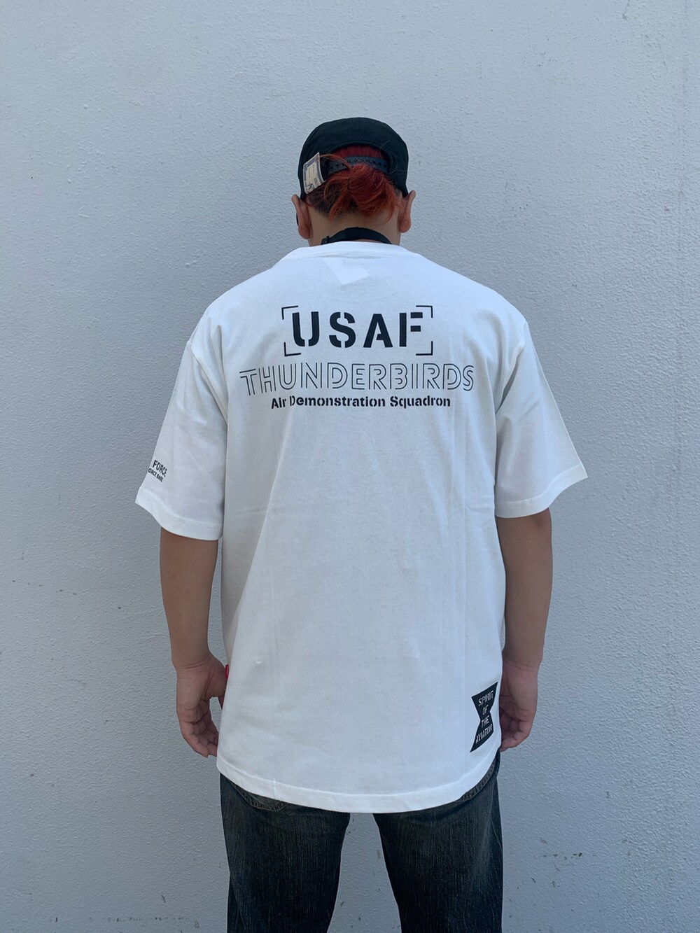 ホワイト系のTシャツ/カットソー、グリーン系のショルダーバッグを着用したメンズの夏コーディネートの3枚目の写真