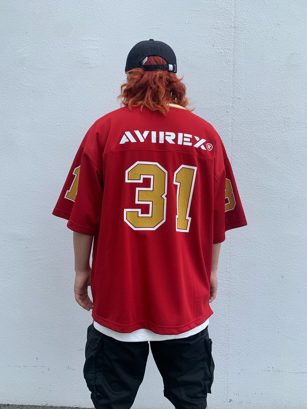 レッド系のTシャツ/カットソー、ブラック系のキャップ、シルバー系のネックレスを着用したメンズの夏コーディネートの3枚目の写真