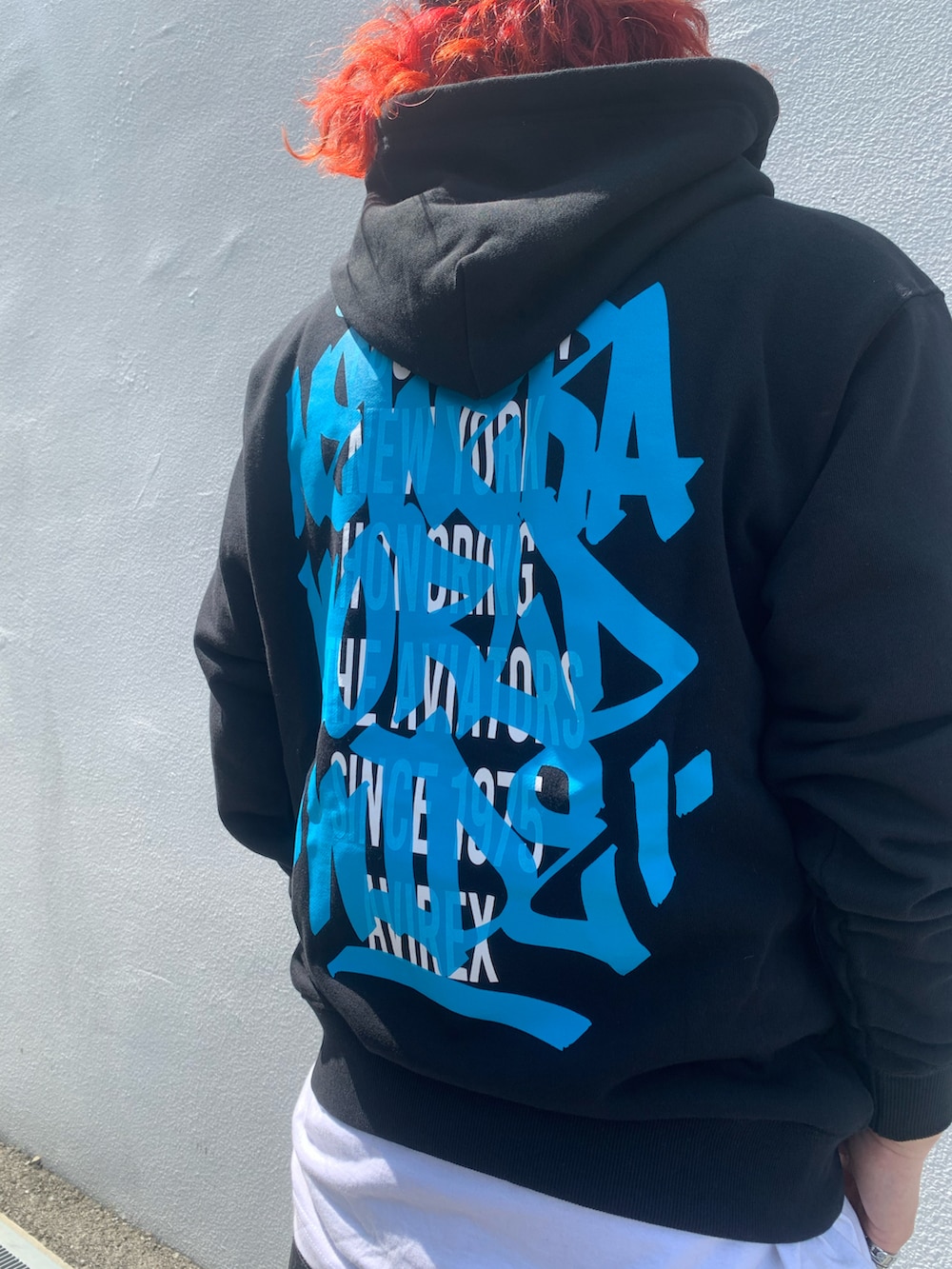 ブラック系のチノパンツを着用したメンズの春コーディネートの3枚目の写真