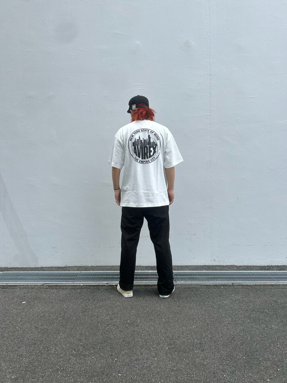 ホワイト系のTシャツ/カットソーを着用したメンズの夏コーディネートの2枚目の写真