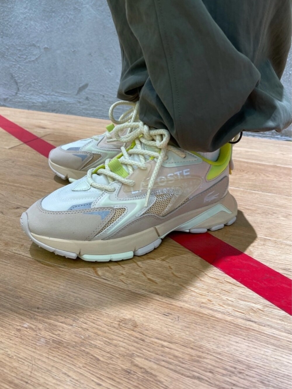 「カーゴパンツ、カーゴパンツコーデ、カーゴパンツ カーキ、リブT、リブ　、スニーカー」｜「LACOSTEのワンポイントリブニットスリムセーター（Tシャツ/カットソー、ブラック系）」を使った、lunaさん（レディース・161cm）の春コーディネートの5枚目の写真