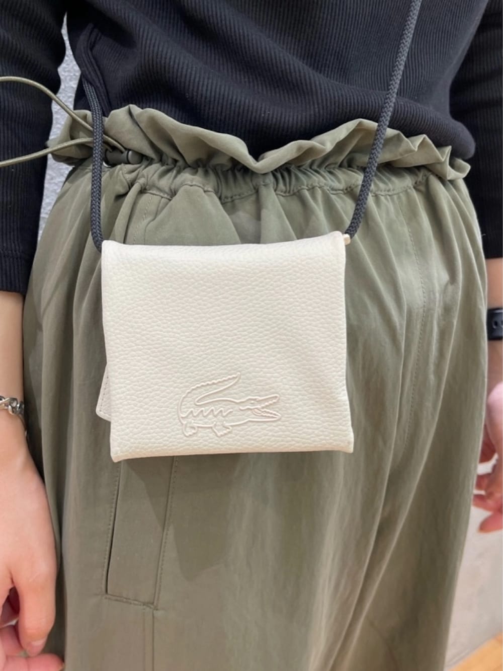 「カーゴパンツ、カーゴパンツコーデ、カーゴパンツ カーキ、リブT、リブ　、スニーカー」｜「LACOSTEのワンポイントリブニットスリムセーター（Tシャツ/カットソー、ブラック系）」を使った、lunaさん（レディース・161cm）の春コーディネートの4枚目の写真