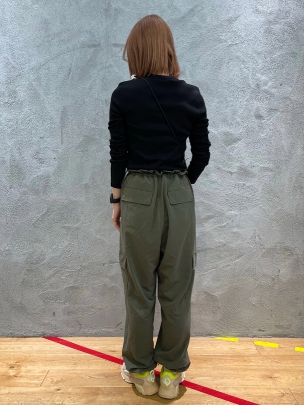 「カーゴパンツ、カーゴパンツコーデ、カーゴパンツ カーキ、リブT、リブ　、スニーカー」｜「LACOSTEのワンポイントリブニットスリムセーター（Tシャツ/カットソー、ブラック系）」を使った、lunaさん（レディース・161cm）の春コーディネートの3枚目の写真