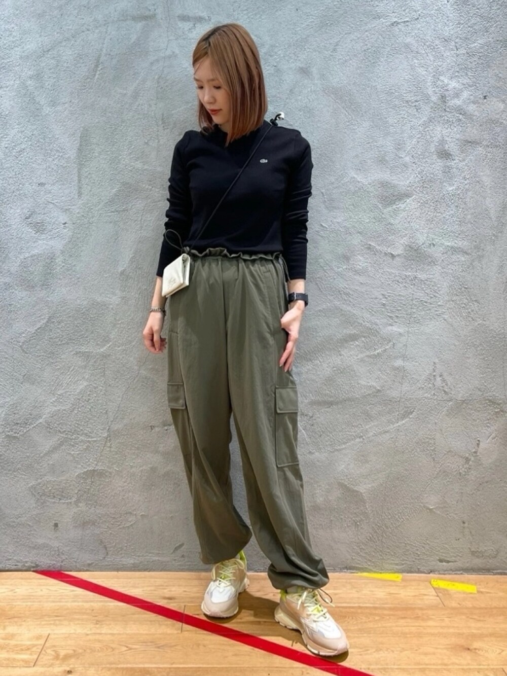 「カーゴパンツ、カーゴパンツコーデ、カーゴパンツ カーキ、リブT、リブ　、スニーカー」｜「LACOSTEのワンポイントリブニットスリムセーター（Tシャツ/カットソー、ブラック系）」を使った、lunaさん（レディース・161cm）の春コーディネートの2枚目の写真
