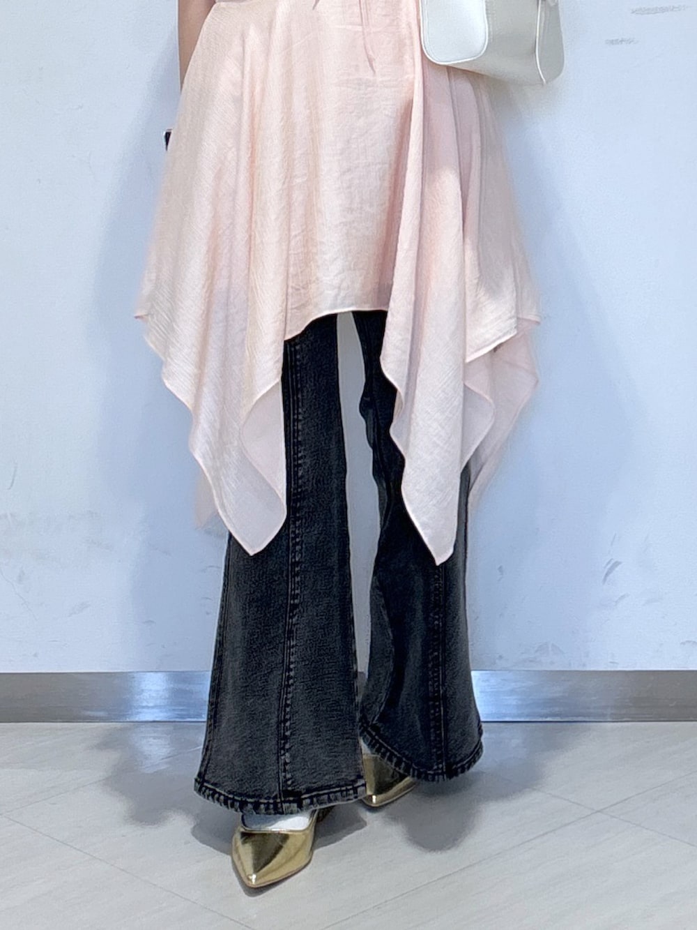 ピンク系のワンピース、ホワイト系のTシャツ/カットソー、ホワイト系のショルダーバッグを着用したレディースの春コーディネートの6枚目の写真