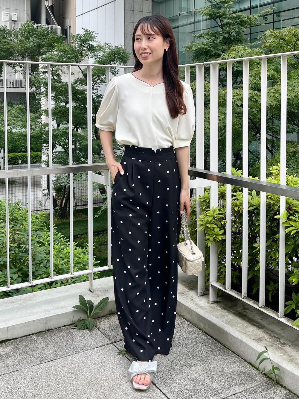 ブラック系のその他パンツ、シルバー系のサンダル、ベージュ系のシャツ/ブラウスを着用したレディースの夏コーディネートの7枚目の写真