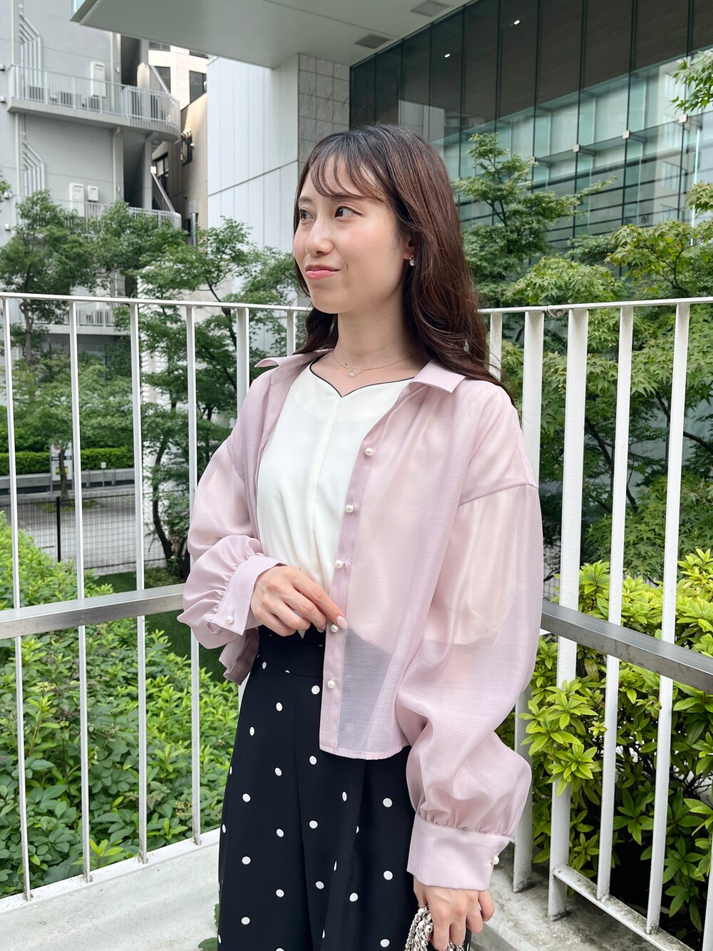 ブラック系のその他パンツ、シルバー系のサンダル、ベージュ系のシャツ/ブラウスを着用したレディースの夏コーディネートの5枚目の写真