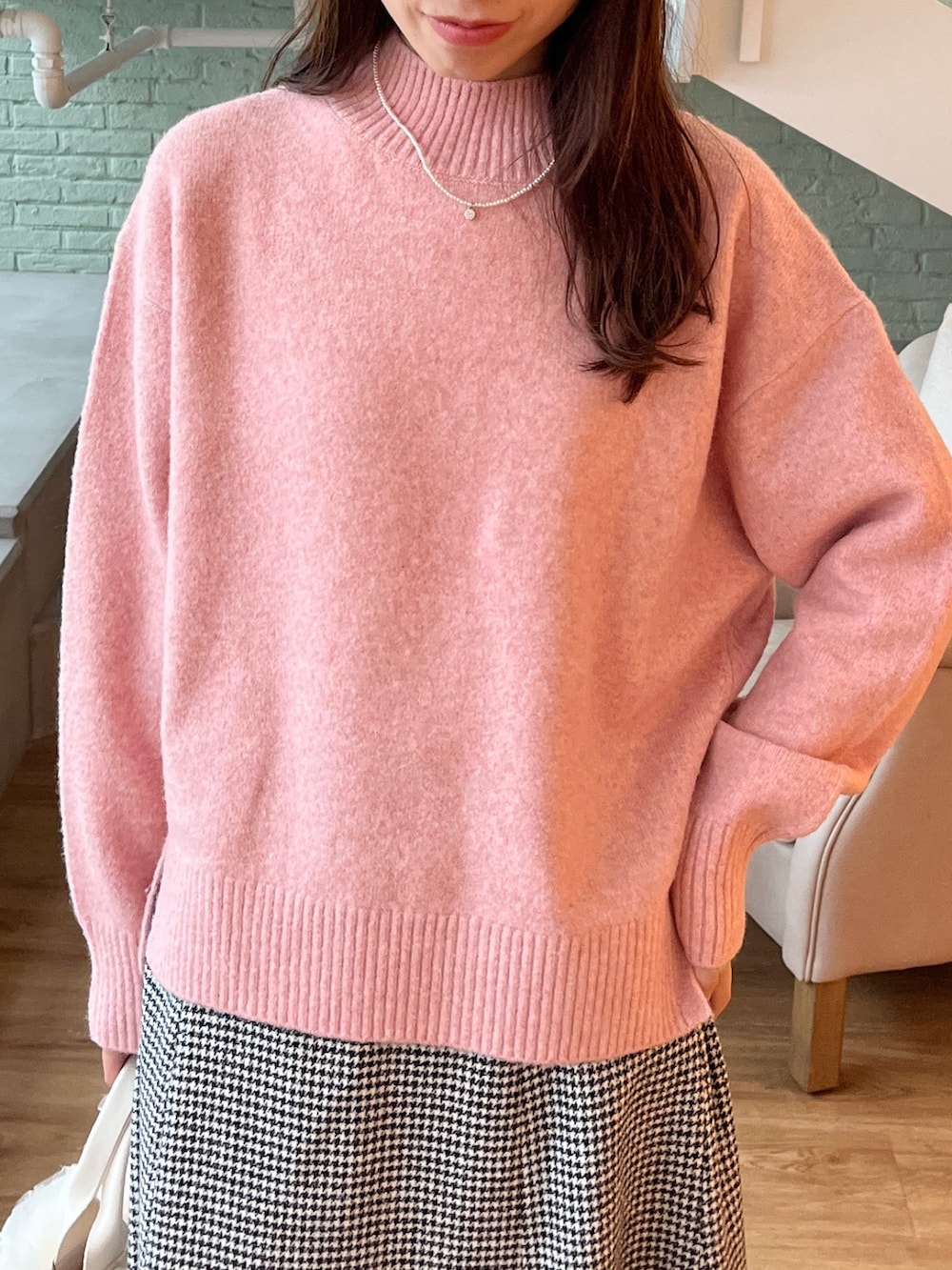 ベージュ系のその他アウター、ピンク系のニット/セーター、ブラック系のスカートを着用したレディースの秋コーディネートの4枚目の写真