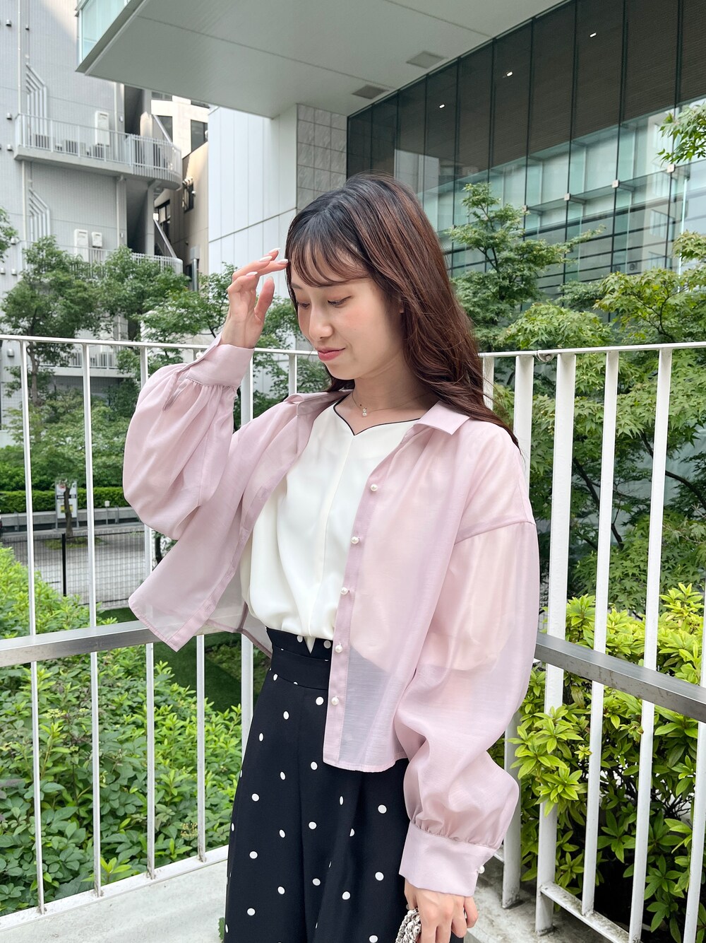 ブラック系のその他パンツ、シルバー系のサンダル、ベージュ系のシャツ/ブラウスを着用したレディースの夏コーディネートの6枚目の写真