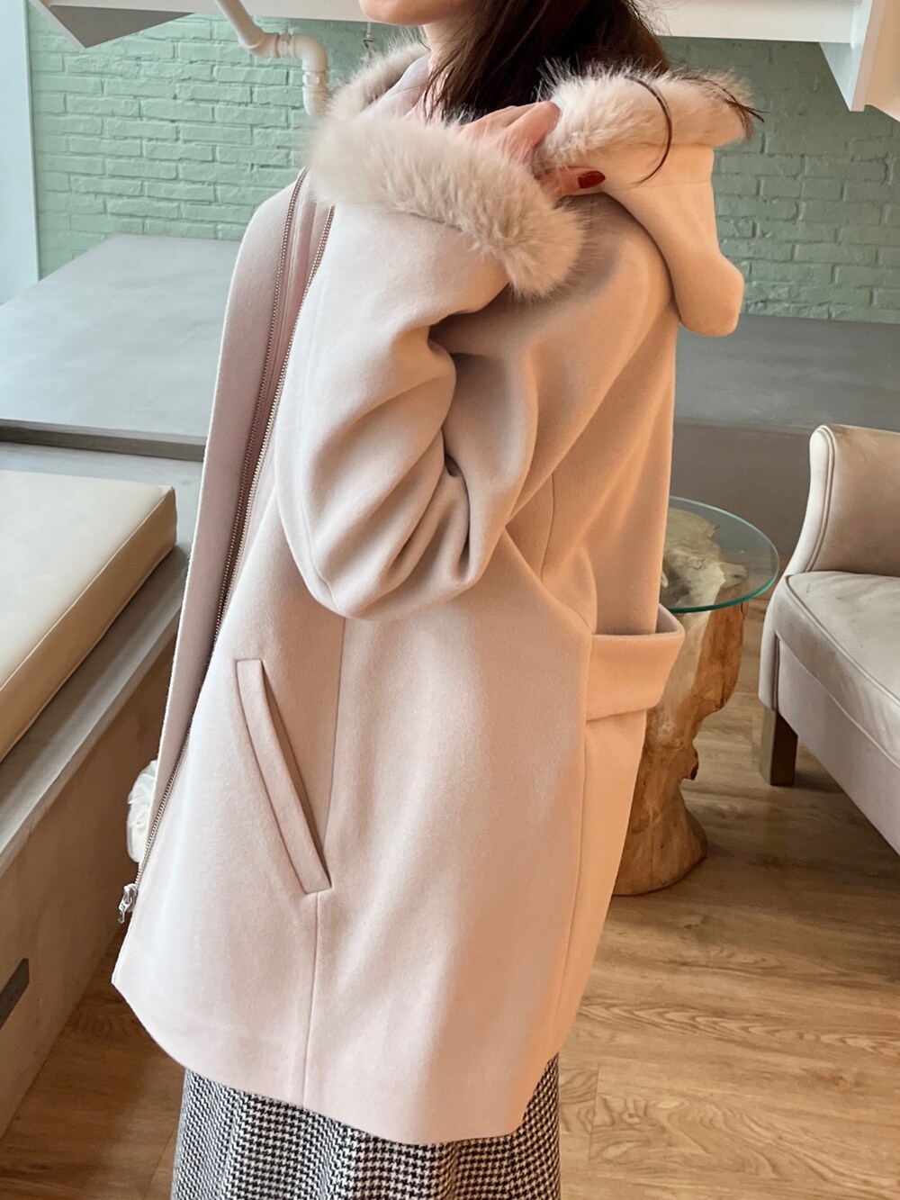 ベージュ系のその他アウター、ピンク系のニット/セーター、ブラック系のスカートを着用したレディースの秋コーディネートの2枚目の写真