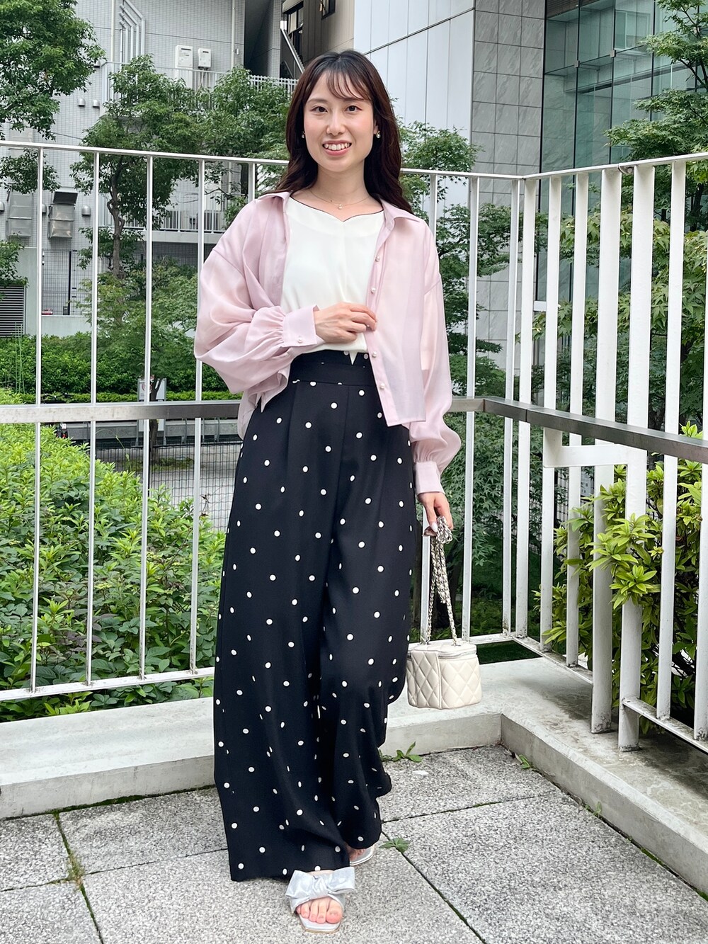 ブラック系のその他パンツ、シルバー系のサンダル、ベージュ系のシャツ/ブラウスを着用したレディースの夏コーディネートの4枚目の写真