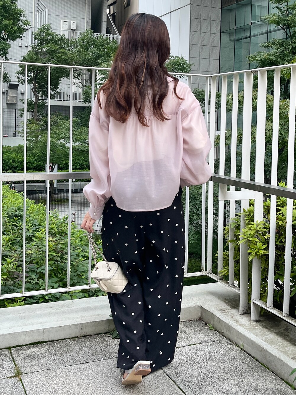 ブラック系のその他パンツ、シルバー系のサンダル、ベージュ系のシャツ/ブラウスを着用したレディースの夏コーディネートの3枚目の写真
