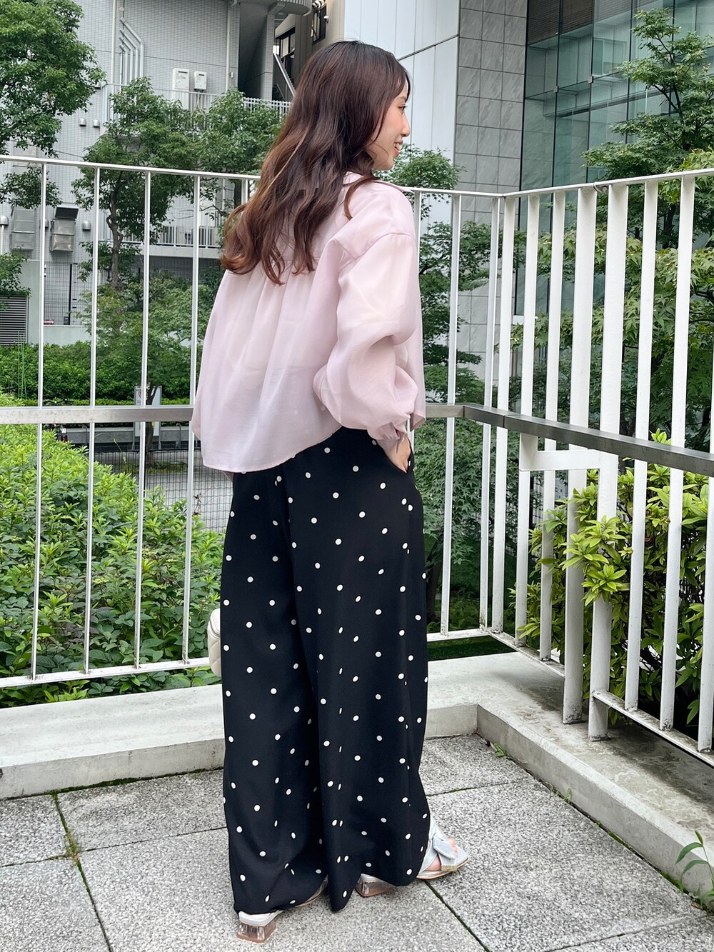 ブラック系のその他パンツ、シルバー系のサンダル、ベージュ系のシャツ/ブラウスを着用したレディースの夏コーディネートの2枚目の写真