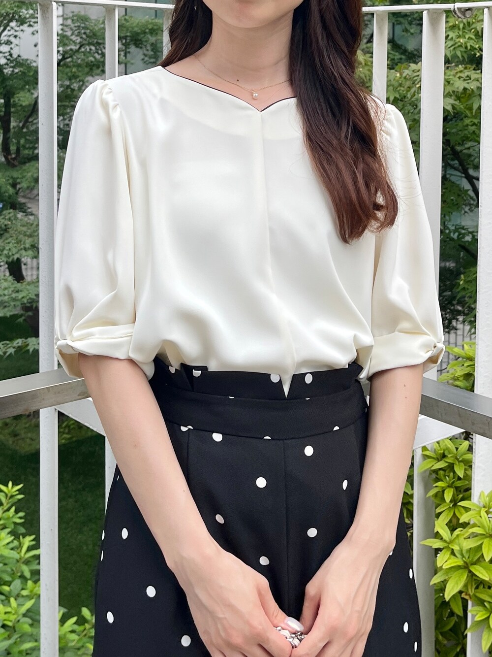 ブラック系のその他パンツ、シルバー系のサンダル、ベージュ系のシャツ/ブラウスを着用したレディースの夏コーディネートの8枚目の写真