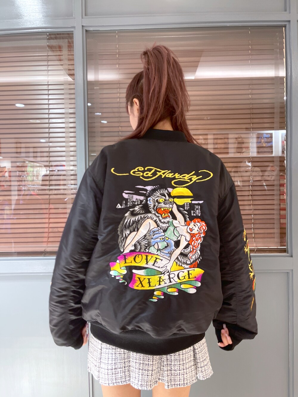 「シンプルコーデ、秋服コーデ、ootd、冬コーデ、ジャケット、リバーシブル、ミニスカート、レッグウォーマー、大人ガーリー、xgirl、Xgirl_ootd、エックスガール」｜「XLARGEのXLARGE × EDHARDY REVERSIBLE MILITARY JACKET（ミリタリージャケット、ブラック系）」を使った、竹市咲来さん（レディース・167cm）の秋コーディネートの3枚目の写真