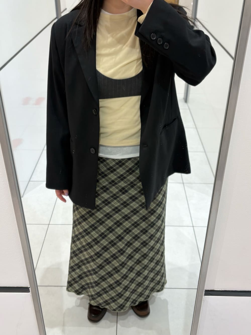 ブラック系のテーラードジャケット、グレー系のその他トップス、イエロー系のTシャツ/カットソーを着用したレディースの春コーディネートの3枚目の写真