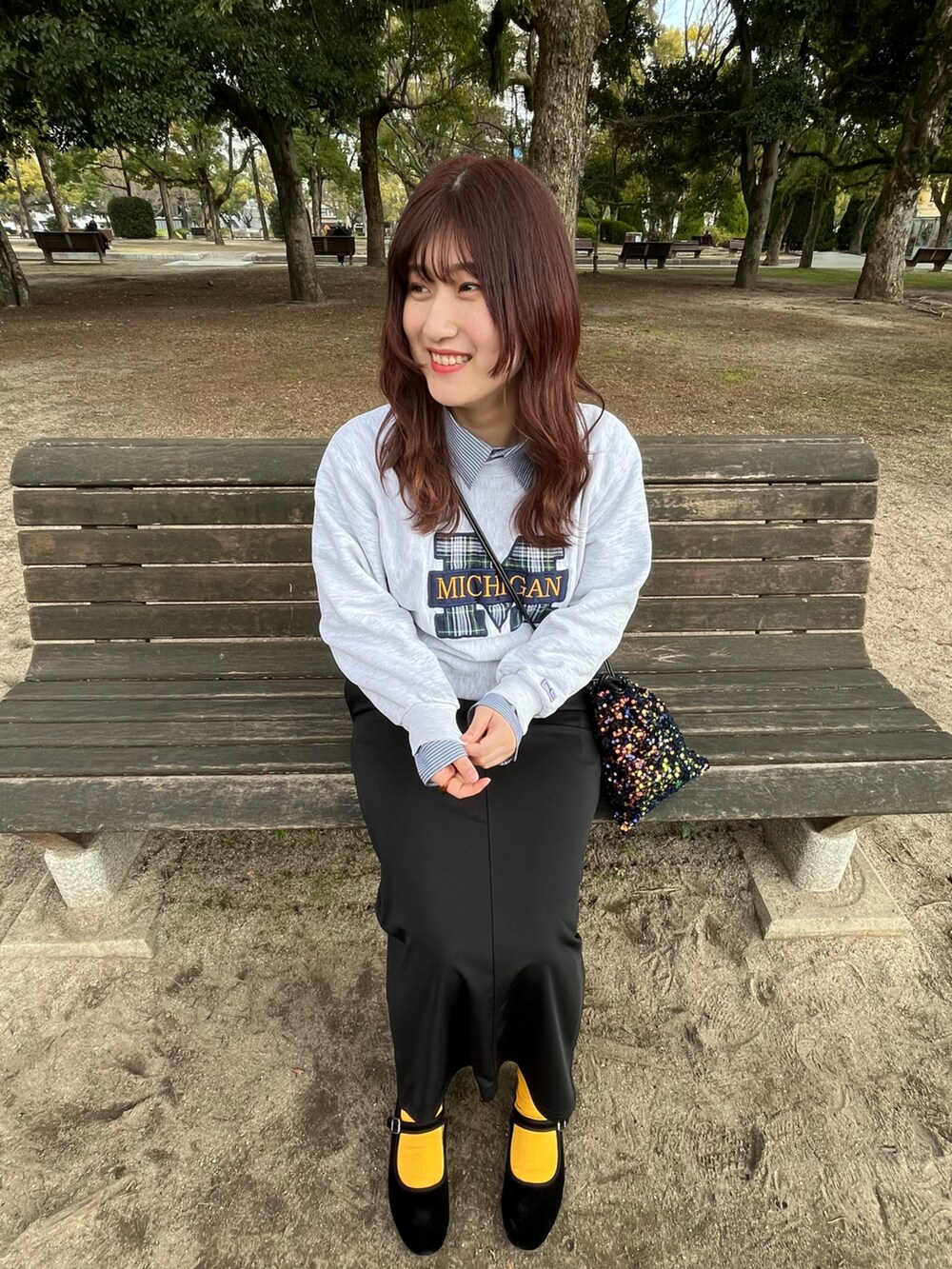 ブラック系のスカート、ブラック系のバレエシューズ、その他のショルダーバッグを着用したレディースの春コーディネートの3枚目の写真