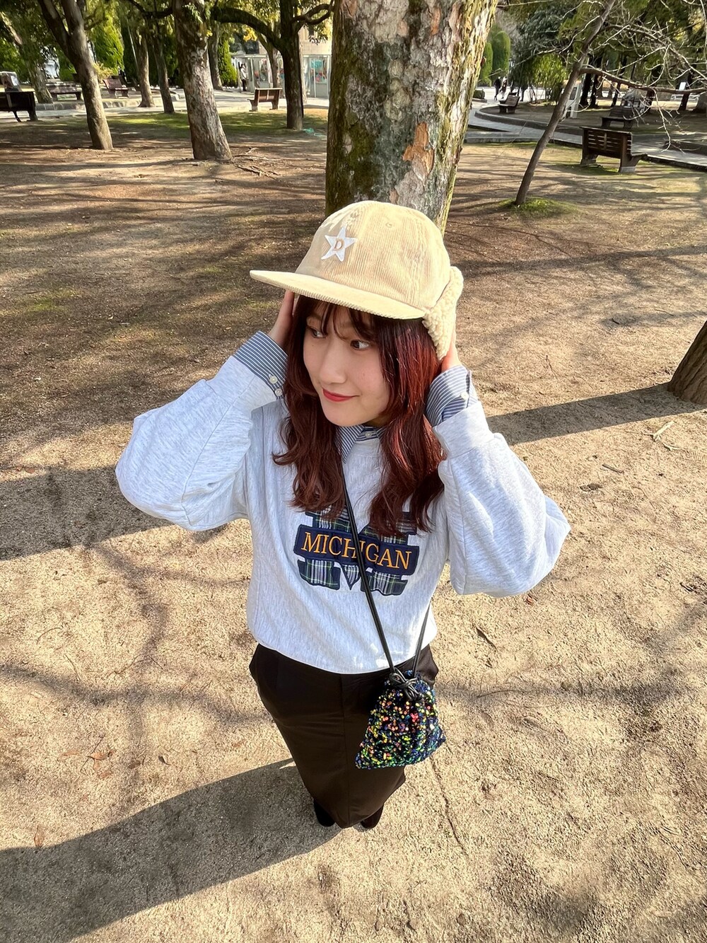 ブラック系のスカート、ブラック系のバレエシューズ、その他のショルダーバッグを着用したレディースの春コーディネートの4枚目の写真