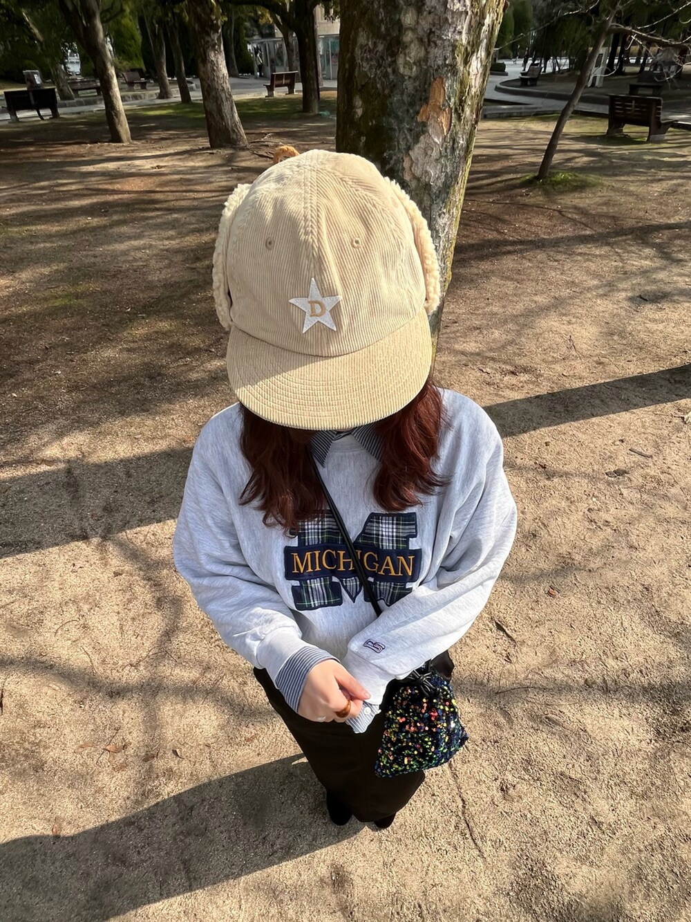 ブラック系のスカート、ブラック系のバレエシューズ、その他のショルダーバッグを着用したレディースの春コーディネートの5枚目の写真