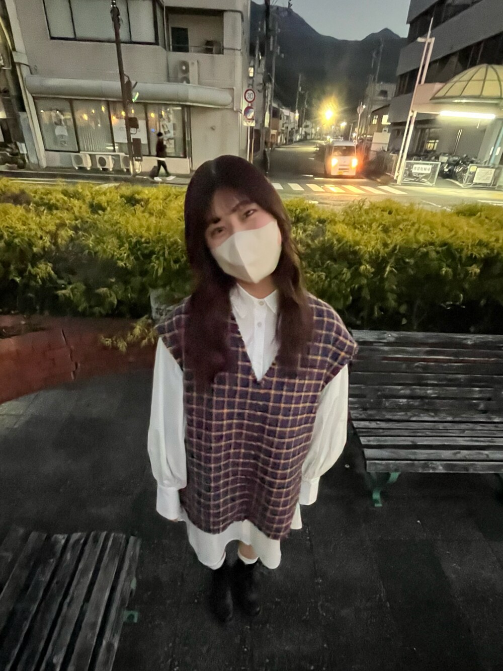 ブルー系のシャツワンピース、ブラック系のブーツを着用したレディースの春コーディネートの3枚目の写真